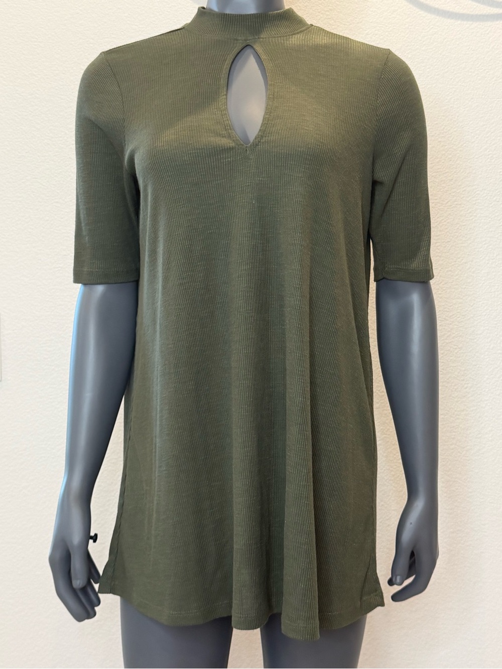 Torrid Olive Ribbed Keyhole Short Sleeve A-Line Tunic Top Woman’s M Torrid 00
